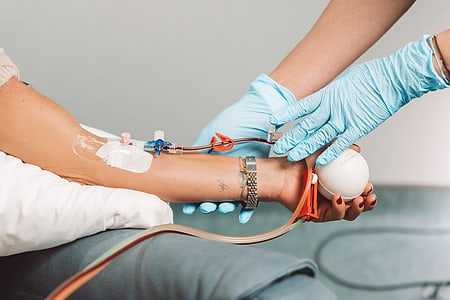 Extracción de sangre en el brazo de un paciente