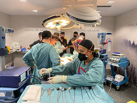 Equipo quirúrgico durante una operación en un quirófano de Clínica Planas