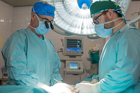 Dos cirujanos operando en el quirófano