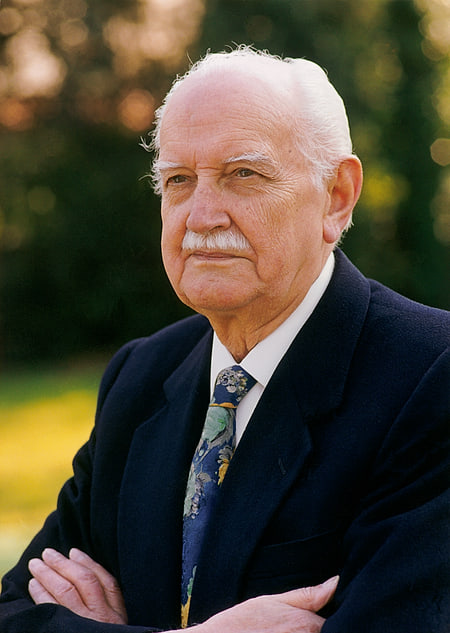 Retrato de un médico de edad avanzada con traje y corbata