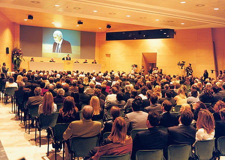 Auditorio lleno durante una conferencia