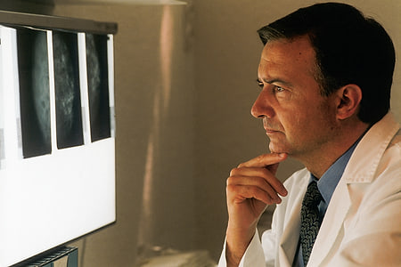 Médico estudiando unas radiografías