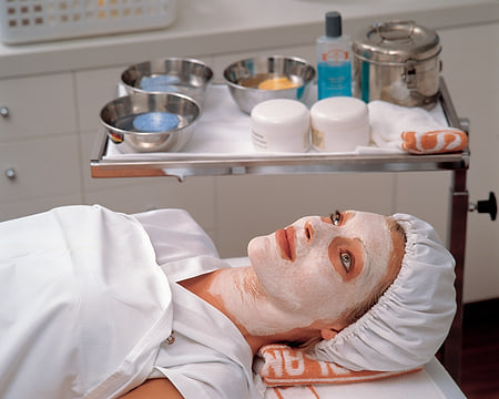 Paciente con una mascarilla facial durante un tratamiento